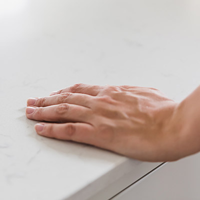 Hand över en bänk i ett Bosumhus